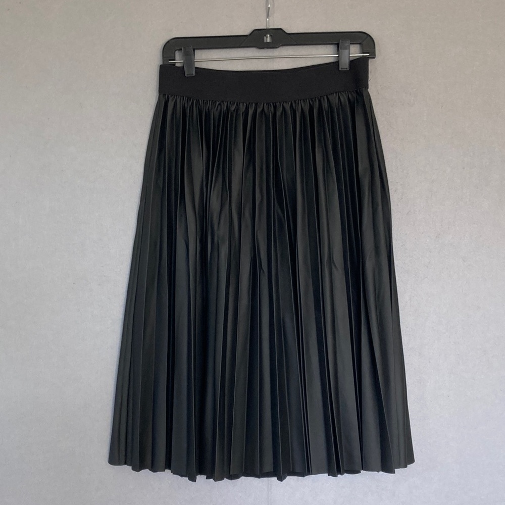 Torrid Black Pleather - Faux Leather Pleated Elastic Waist Skirt  -00 - M/L